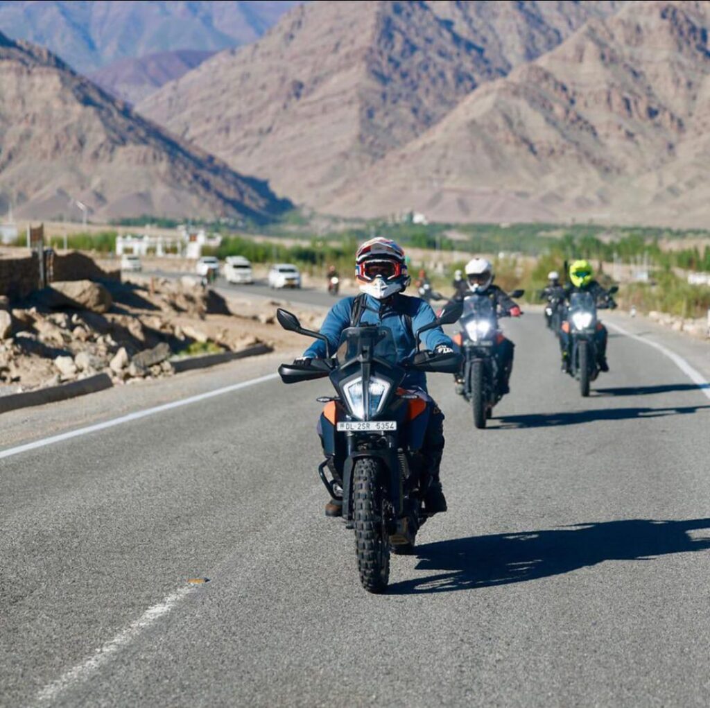 road near magnetic hill ladakh